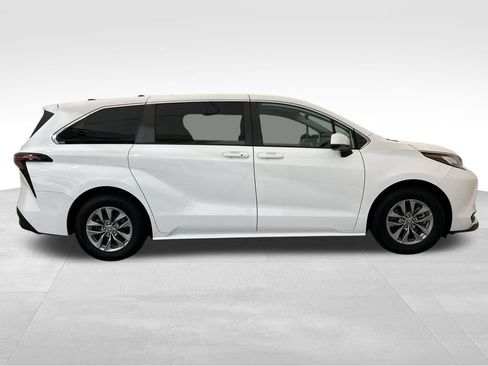 Used 2023 Toyota Sienna LE AWD/4WD image 7