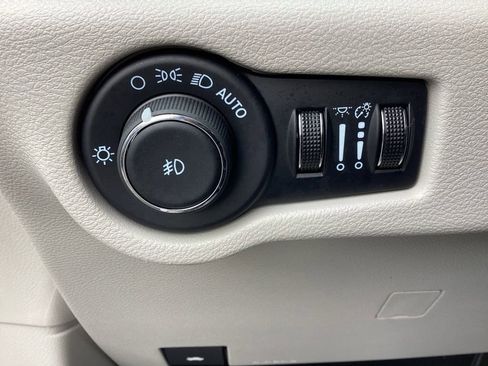 Used 2024 Chrysler Pacifica Touring-L image 27