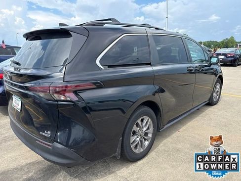 Used 2023 Toyota Sienna LE w/ LE Plus Package FWD image 9