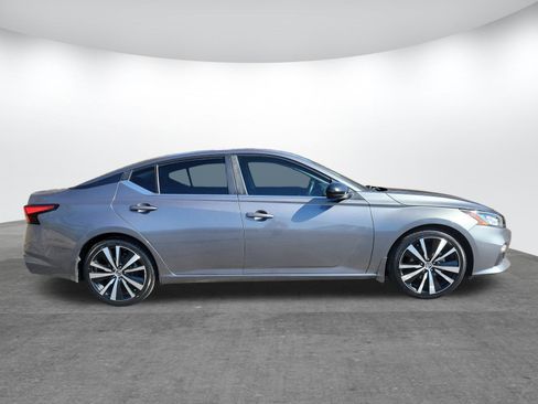 Used 2022 Nissan Altima 2.5 SR image 2