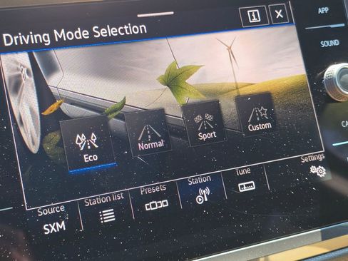 Certified 2024 Volkswagen Tiguan SE AWD/4WD image 12