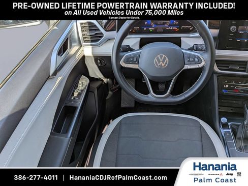 Used 2025 Volkswagen Taos SE FWD image 15