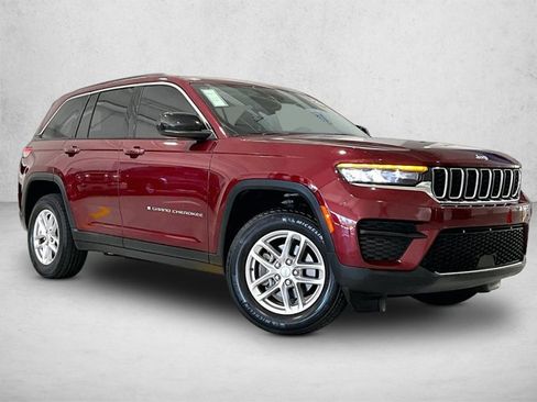 Used 2023 Jeep Grand Cherokee Laredo image 12