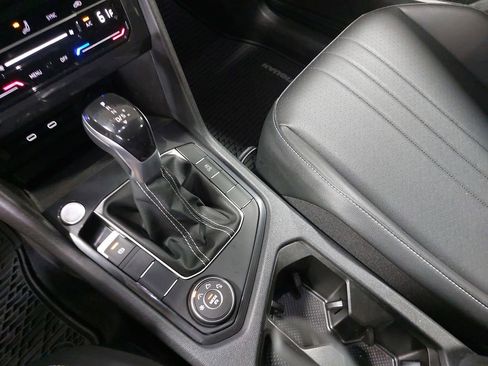 Used 2022 Volkswagen Tiguan SE image 25