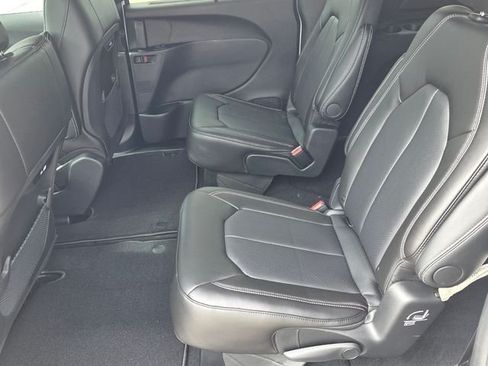 Certified 2027 Chrysler Pacifica Select FWD image 12