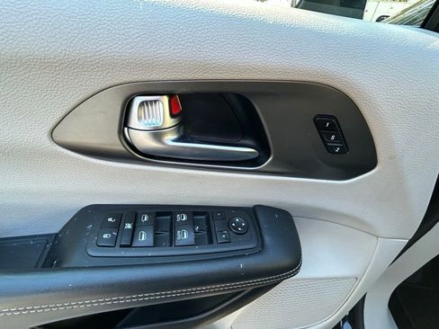 Certified 2023 Chrysler Pacifica Touring-L FWD image 16
