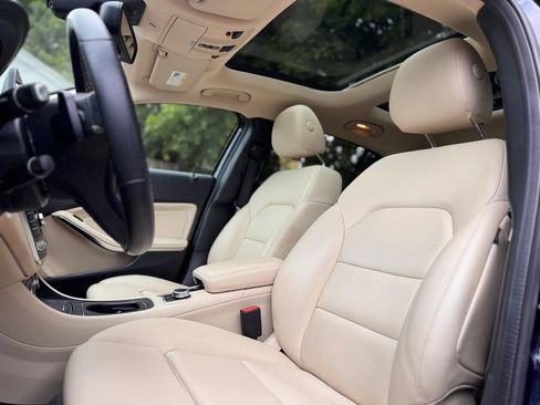 Used 2019 Mercedes-Benz GLA 250 4MATIC w/ Premium Package image 19