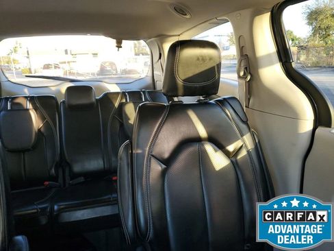 Used 2023 Chrysler Pacifica Touring-L image 15