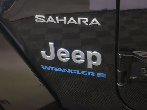 Used 2023 Jeep Wrangler Unlimited Sahara w/ Cold Weather Group AWD/4WD image 30