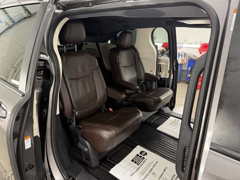 Certified 2021 Toyota Sienna Platinum image 27