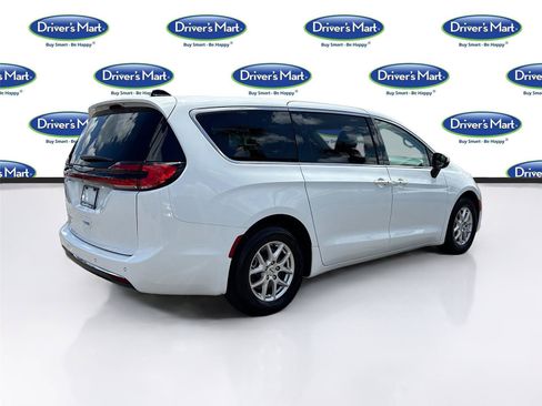 Used 2023 Chrysler Pacifica Touring-L FWD image 7