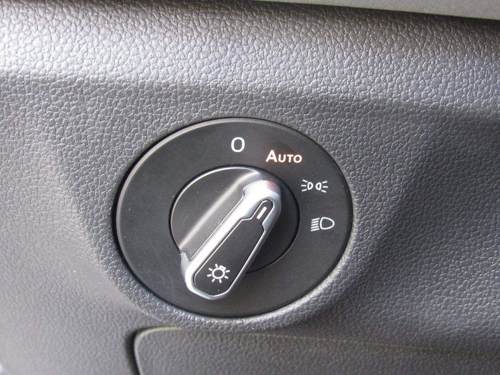 Used 2025 Volkswagen Jetta SE FWD image 31