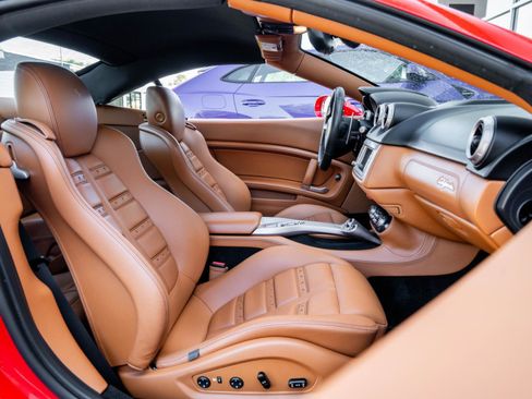 Used 2014 Ferrari California image 19