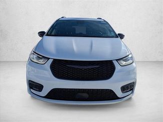Used 2025 Chrysler Pacifica Limited video 2