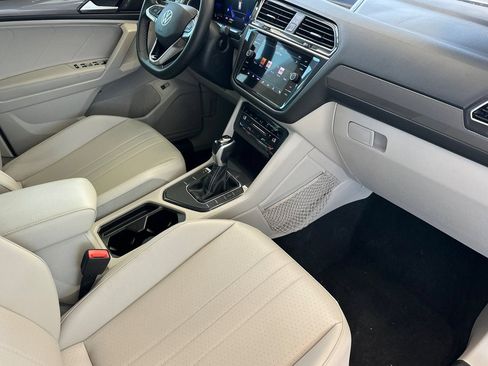 Used 2022 Volkswagen Tiguan SE FWD image 17