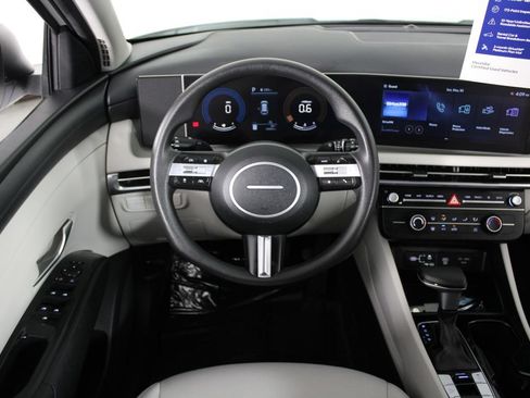 Certified 2025 Hyundai Tucson SE FWD image 8