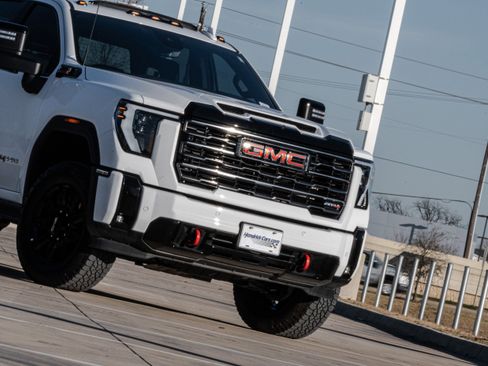 Used 2025 GMC Sierra 2500 AT4 w/ AT4 Premium Plus Package image 5