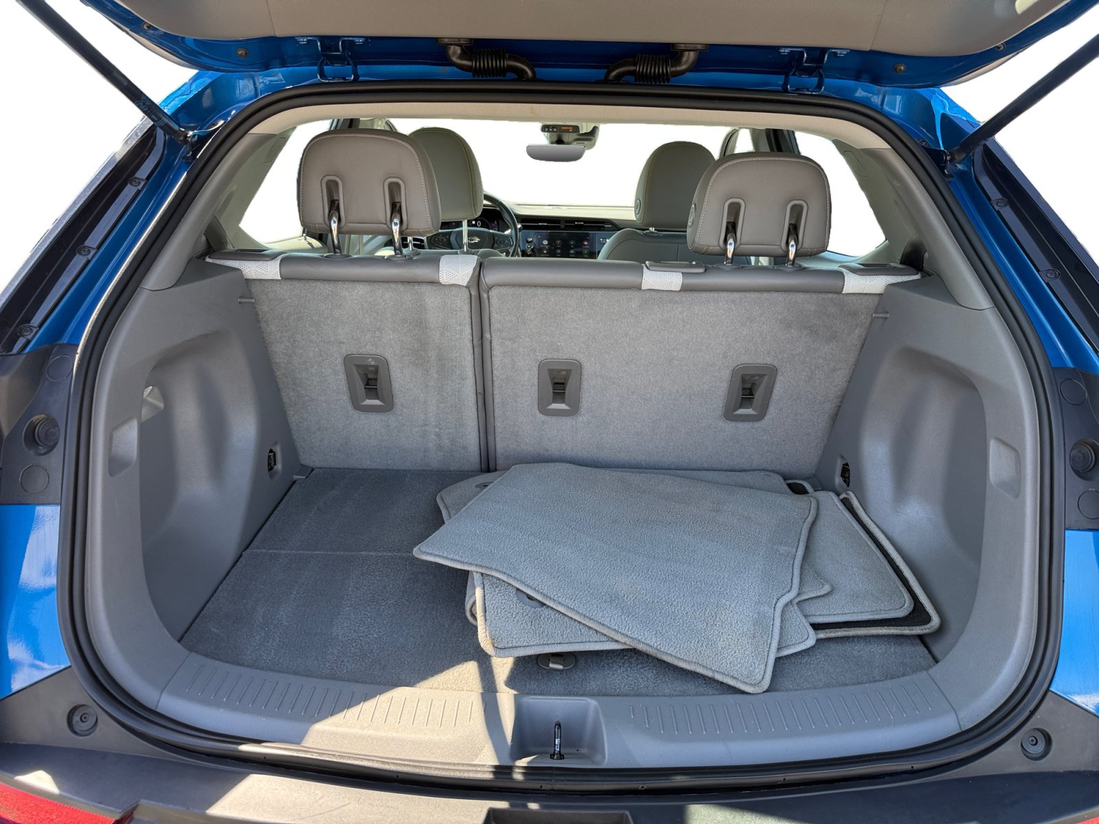 Used 2023 Chevrolet Bolt EUV Premier w/ Sun & Sound Package FWD image 17