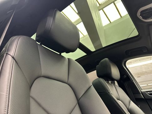 Certified 2025 Porsche Macan AWD/4WD image 18