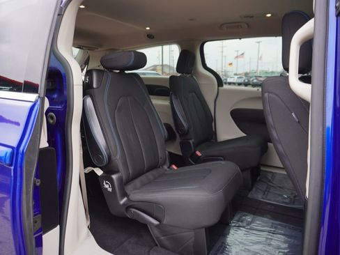 Used 2021 Chrysler Pacifica Touring image 26