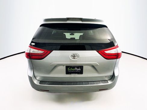 Used 2019 Toyota Sienna XLE image 7