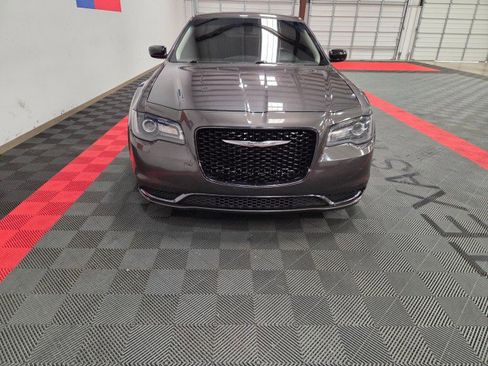 Used 2019 Chrysler 300 Touring w/ Sport Appearance Package image 4