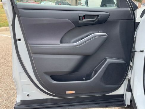 Used 2023 Toyota Highlander LE image 29