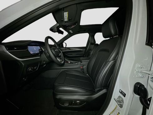 New 2025 Jeep Grand Cherokee Limited w/ Luxury Tech Group II AWD/4WD image 15