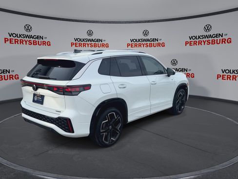 Certified 2025 Volkswagen Tiguan SEL R-Line image 8