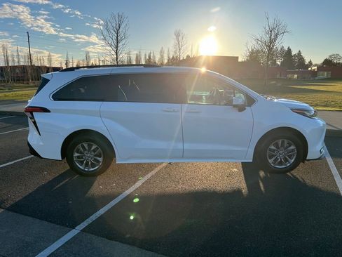 Used 2021 Toyota Sienna LE image 6