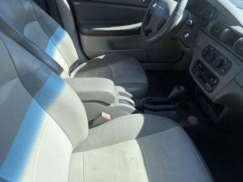 Used 2005 Chrysler Sebring Sedan FWD image 5