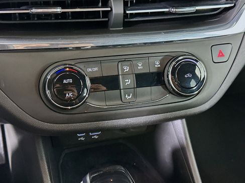 Used 2025 Buick Envista Preferred image 24