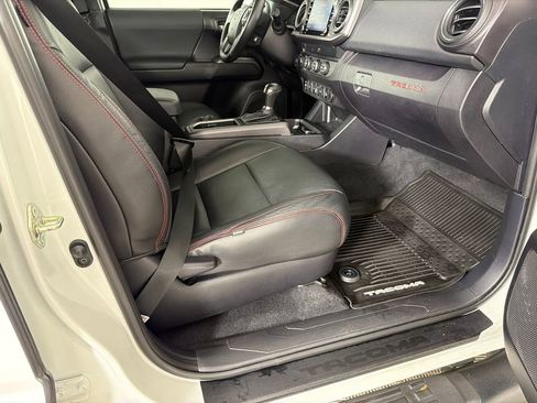 Used 2020 Toyota Tacoma TRD Off-Road w/ Technology Package image 13