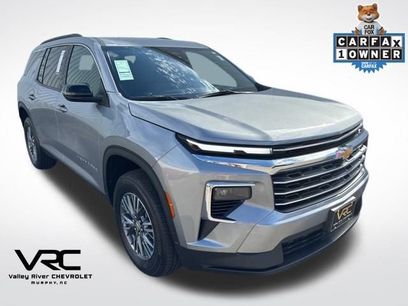 Used 2025 Chevrolet Traverse LT