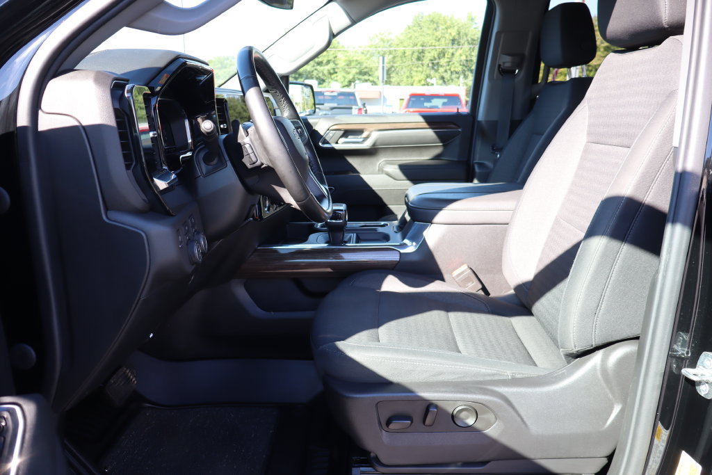 Used 2024 Chevrolet Silverado 1500 RST w/ Redline Edition AWD/4WD image 4