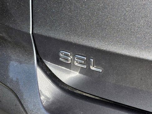 Used 2024 Volkswagen Taos SEL image 9