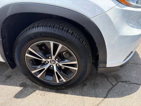 Used 2016 Toyota Highlander XLE AWD/4WD image 4