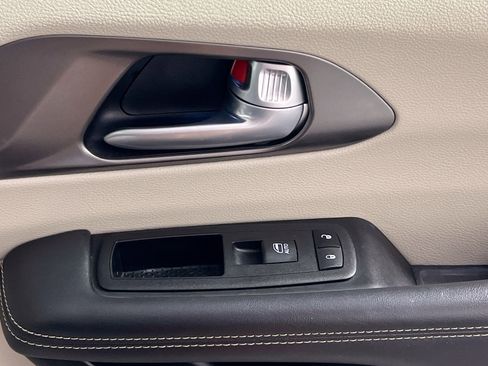 Used 2024 Chrysler Pacifica Select image 32