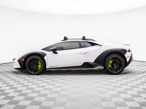 Used 2024 Lamborghini Huracan Sterrato image 2