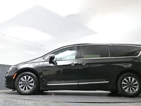 Used 2023 Chrysler Pacifica Limited FWD image 55