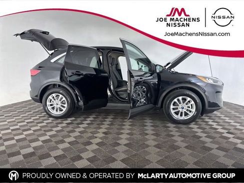 Used 2020 Ford Escape SE image 13