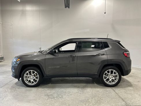 Used 2023 Jeep Compass Latitude w/ Sun and Sound Group AWD/4WD image 9