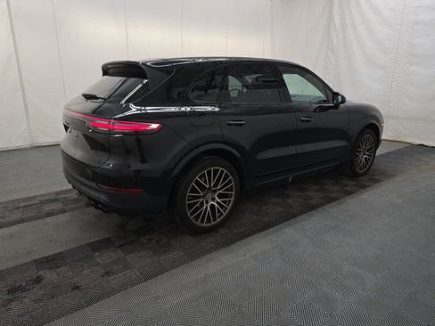 Used 2022 Porsche Cayenne Platinum Edition image 2