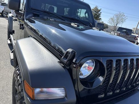 Used 2023 Jeep Gladiator Sport w/ Off Road Group image 9
