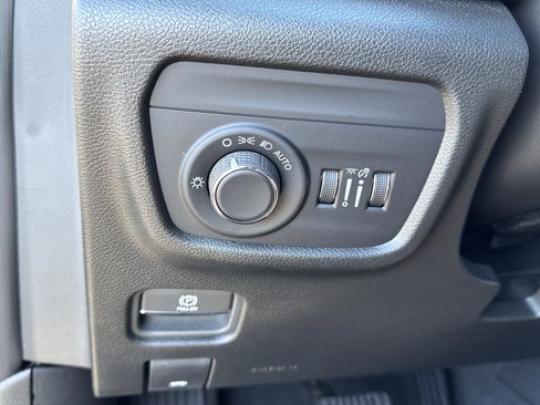 Used 2025 Jeep Grand Cherokee Laredo X w/ Luxury Tech Group I image 35