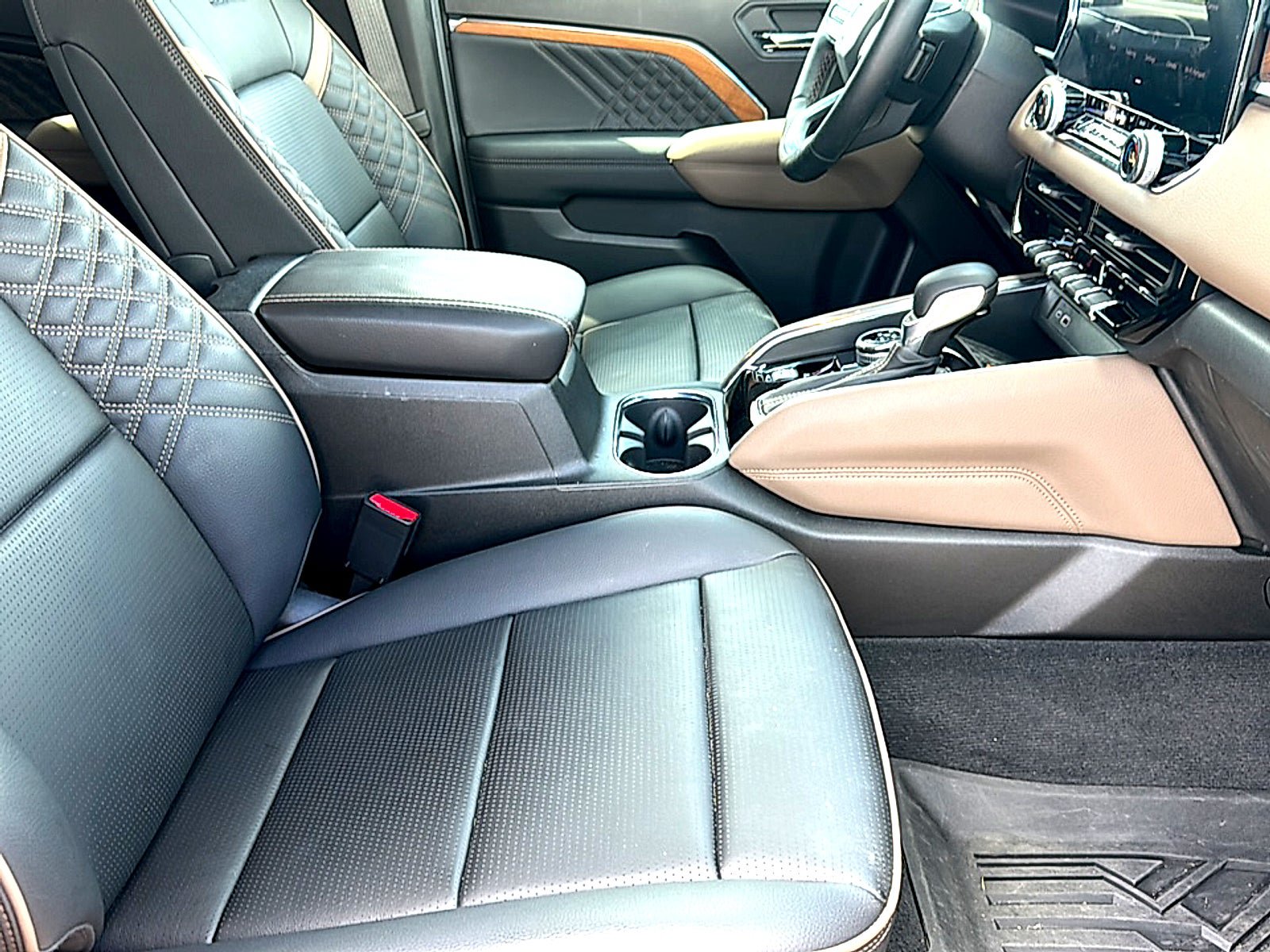 Used 2024 GMC Canyon Denali AWD/4WD image 25