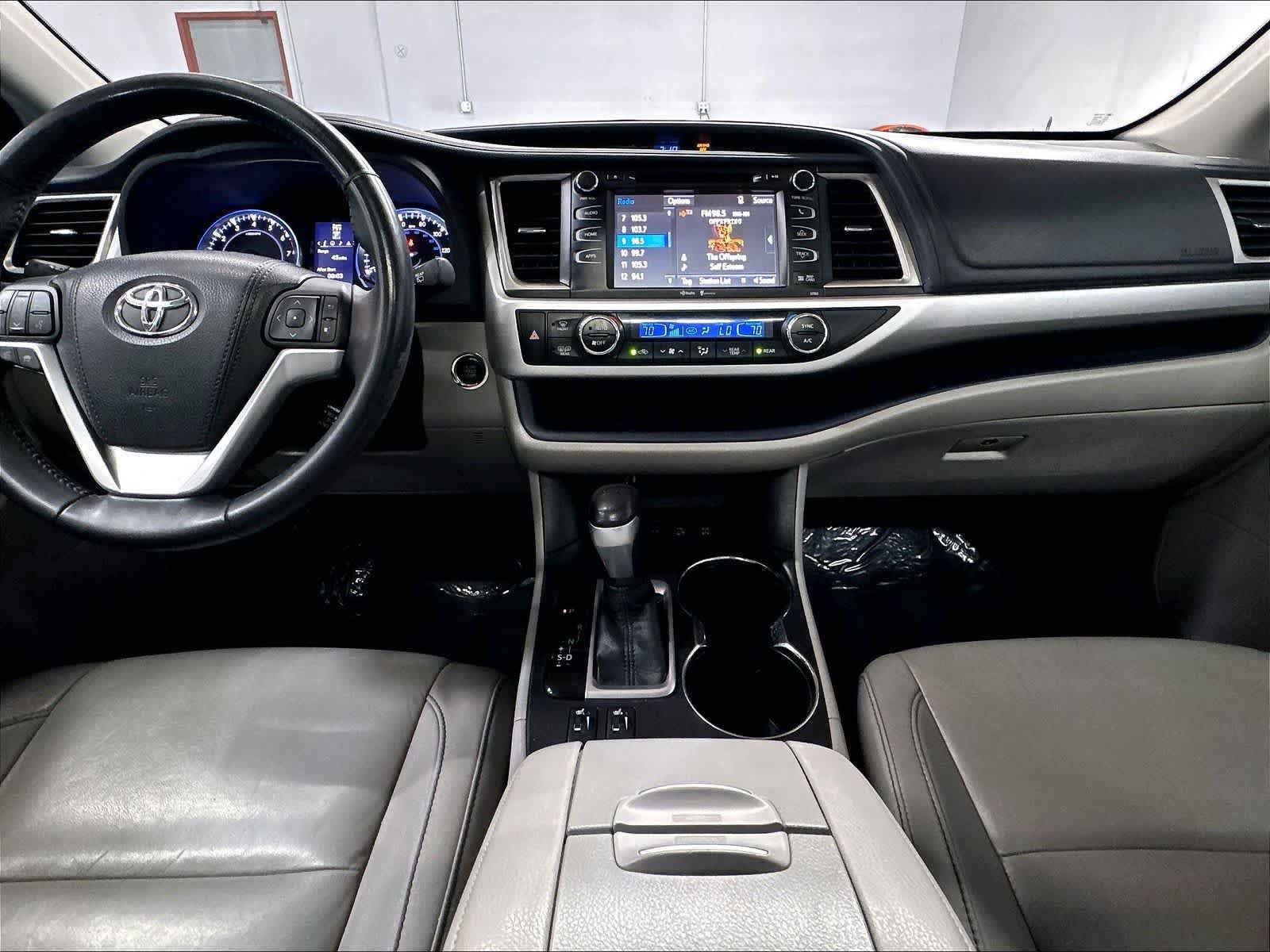 Used 2015 Toyota Highlander XLE AWD/4WD image 16
