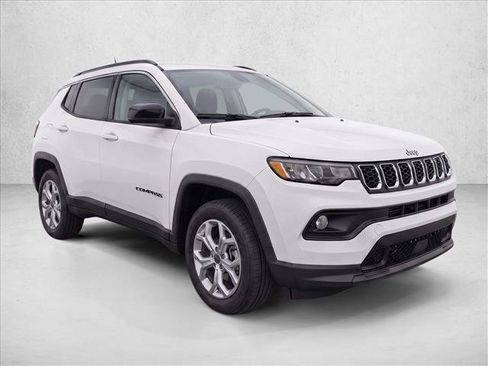 Used 2026 Jeep Compass Latitude AWD/4WD image 3