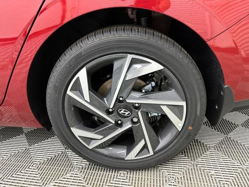 New 2025 Hyundai Elantra SEL image 18