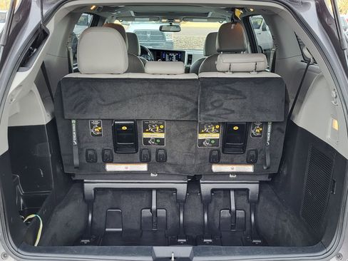 Used 2017 Toyota Sienna Limited image 22